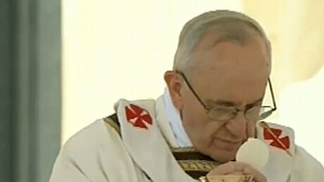 Papst Franziskus bei der Gabenbereitung (Vatikan)