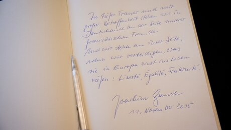  Bundespräsident Joachim Gaucks Eintrag ins Kondolenzbuch in der französischen Botschaft Berlin / © Kay Nietfeld (dpa)