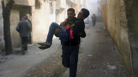 Konflikt in Syrien / © Uncredited/Syrian Civil Defense White Helmets/AP (dpa)