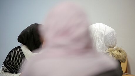 Frauen mit Kopftuch / © Fredrik von Erichsen (dpa)