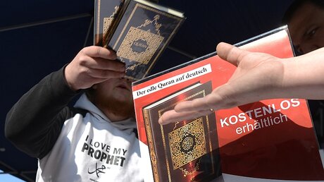 Erst wurde der Koran verteilt, nun eine Mohammed-Biografie / © Julian Stratenschulte (dpa)