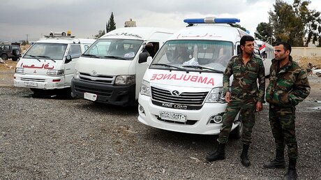 Krankenwagen warten auf die Evakuierung von Zivilisten aus Ost-Ghouta / © Ammar Safarjalani (dpa)
