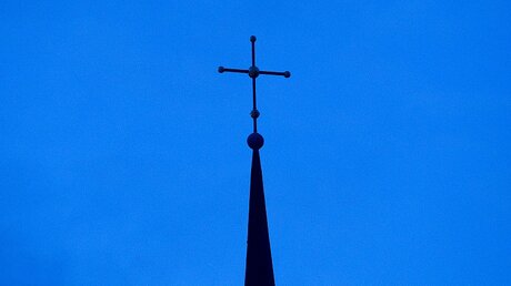 Kreuz auf Kirchturm / © Friso Gentsch (dpa)