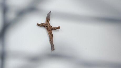 Kreuz auf weißem Hintergrund  / © Harald Oppitz (KNA)
