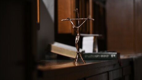 Kreuz in einer Sakristei / © Harald Oppitz (KNA)