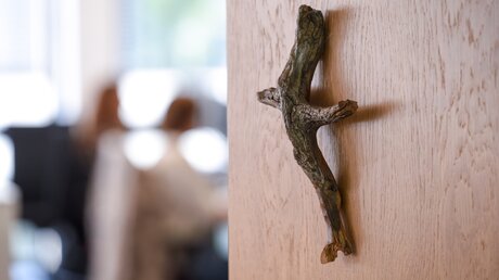 Kreuz hängt in einem Büro / ©  Harald Oppitz (KNA)