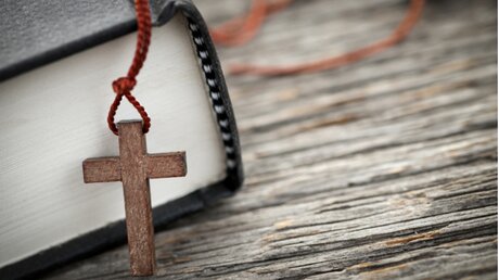 Kreuz und Bibel / © Elena Elisseeva (shutterstock)