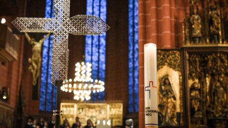 Kreuz und Kerze mit dem Logo des Synodalen Wegs / © Harald Oppitz (KNA)