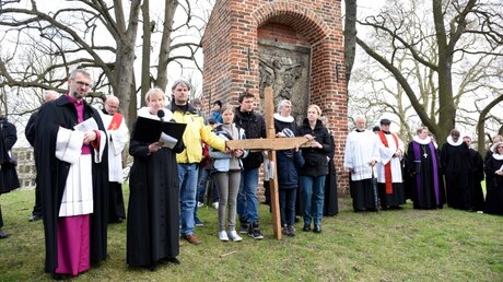 Kreuzweg in Lübeck mit Erzbischof Stefan Heße (l.) und der evangelischen Bischöfin Kirsten Fehrs (2.v.l.) / © Marco Heinen (KNA)