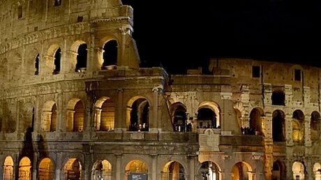 Das Kolosseum in Rom war das erste Gebäude, das im Rahmen der Aktion beleuchtet wurde / © Cristian Gennari (KNA)