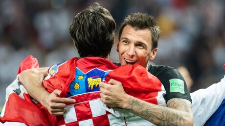 Kroatien um Stürmer Mario Mandzukic (r.) steht im WM-Finale / © Petter Arvidson (dpa)