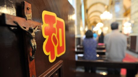 Kruzifix in einer katholischen Kirche in Peking / © Katharina Ebel (KNA)
