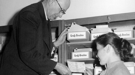 Im Archiv des kirchlichen Suchdienstes in München (Mai 1957) (KNA)