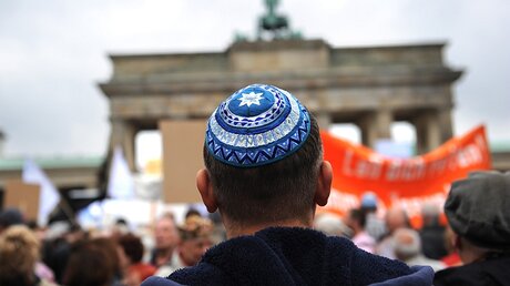 Jude vor dem Brandenburger Tor / © Maja Hitij (dpa)