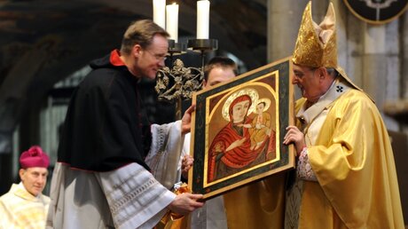 Kardinal Meisner nimmt eine Ikone entgegen (ARCHIV) / © Harald Oppitz (KNA)