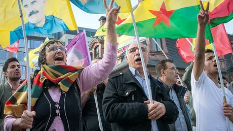 Kurden demonstrieren / © Alexander Heinl (dpa)