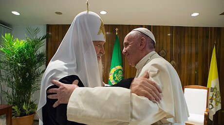 Papst Franziskus und Patriarch Kyrill I. auf Kuba im Jahr 2016 / © Osservatore Romano (KNA)