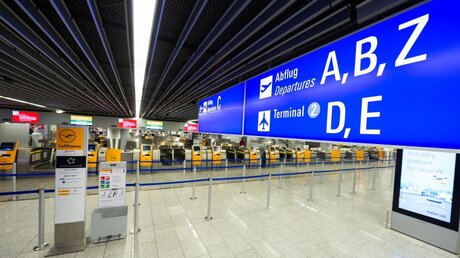 Leere Flughafenhalle in Frankfurt a.M. / © Silas Stein (dpa)
