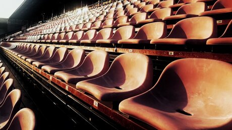 Leere Sitze in einem Stadion / © Mashii (shutterstock)