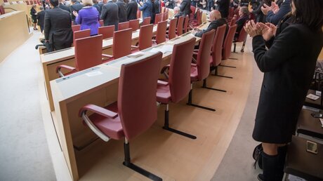 Leere Stuhlreihen der AfD-Fraktion / ©  Peter Kneffel (dpa)