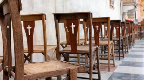 Leere Stühle in einer Kirche / © Massimiliano Papadia (shutterstock)