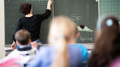 Lehrerin im Unterricht / © Sebastian Gollnow (dpa)
