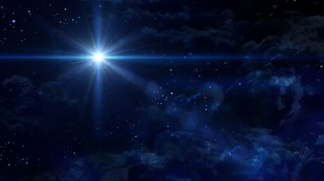 Leuchtender Stern am Nachthimmel / © RealCG Animation Studio (shutterstock)