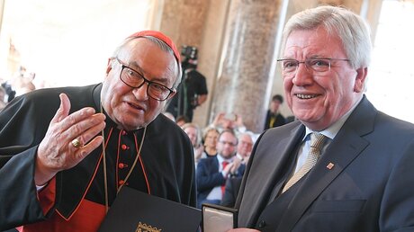 Hessens Ministerpräsident Volker Bouffier mit Kardinal Lehmann (r.) / © Arne Dedert (dpa)