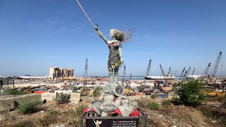 Libanesische Künstler kreierten die Statue in Beirut mit Trümmern der Explosion / © Bilal Jawich/XinHua (dpa)