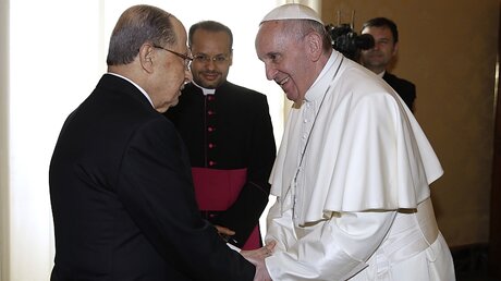 Der libanesische Präsident Aoun bei Papst Franziskus / © Alessandra Tarantino (KNA)