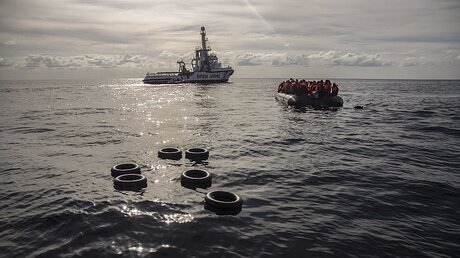 Libyen, Mittelmeer: Migranten in einem Schlauchboot, nachdem "Open Arms" sie gerettet hat / © Olmo Calvo (dpa)