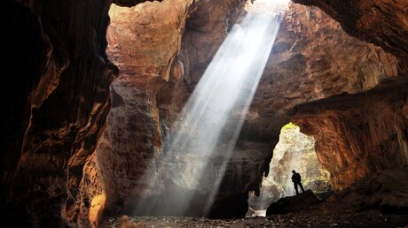 Licht in einer Höhle. / © Sigit Adhi Wibowo  (shutterstock)