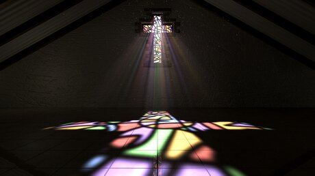 Licht fällt in eine Kirche  (shutterstock)