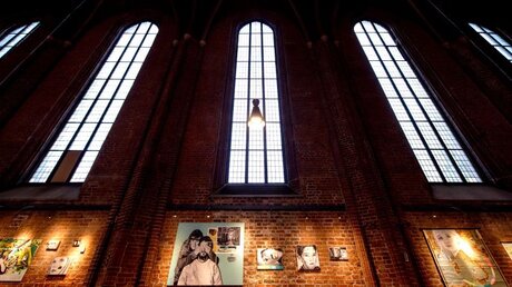Licht scheint durch drei Kirchenfenster in der Marktkirche in Hannover / © Hauke-Christian Dittrich (dpa)