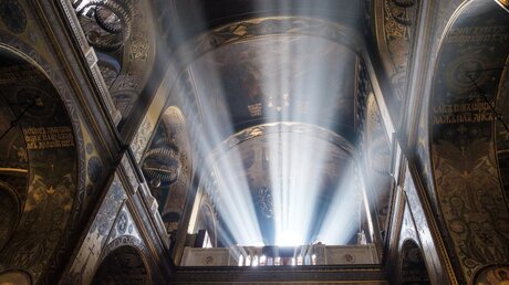 Licht strahlt durch ein Fenster in die ukrainisch-orthodoxe Kathedrale Wladimir des Kiewer Patriarchats / © Andrey Lomakin (KNA)