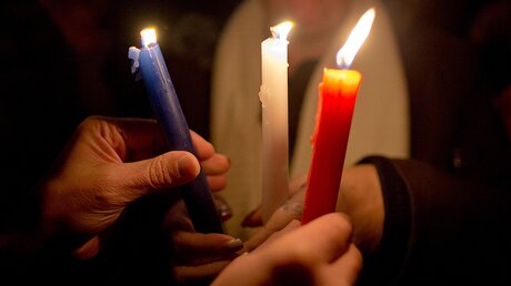 Kerzen für die Opfer von Paris / © Daniel Karmann (dpa)
