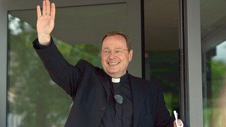 Große Freude: Georg Bätzing wird Bischof von Limburg / © Harald Tittel (dpa)