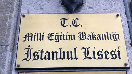 "Kulturministerium - Schule von Istanbul", steht auf dem Schild der Lisesi Schule in Istanbul / © Linda Say (dpa)
