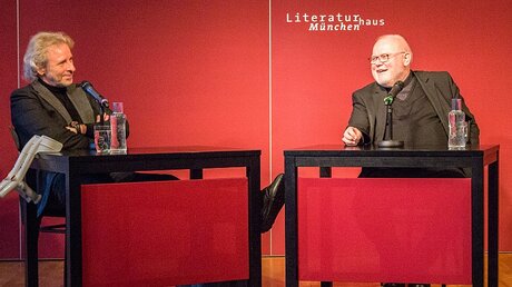 Diskussion im Literaturhaus München am 23. April 2016 mit Thomas Gottschalk und Kardinal Reinhard Marx, Vorsitzender der Deutschen Bischofskonferenz, über "Barmherzigkeit - Die Botschaft des Papstes".  / © Robert Kiderle (KNA)