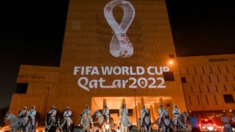 Logo der Fußball-Weltmeisterschaft in Katar 2022 in Doha / © Nikku (dpa)