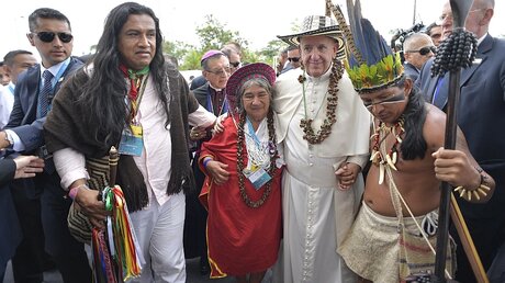 Kolumbianische Indigene treffen sich mit Papst Franziskus  / © L'osservatore Romano/L'Osservatore Romano pool (dpa)