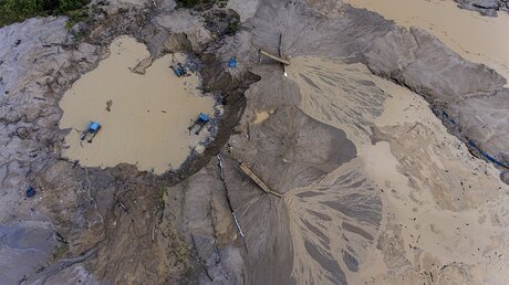 Luftblick auf eine illegale Goldmine in der Provinz Madre Dios, Peru / © Rodrigo Abd (dpa)