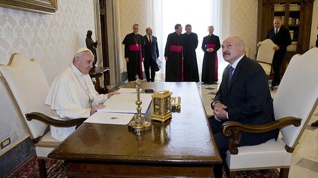 Papst Franziskus und Präsident Lukaschenko während der Audienz / © EPA/ANDREW MEDICHINI  (dpa)