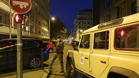 Lyon: Ein Soldat versperrt die Straße zum Tatort / © Laurent Cipriani/AP (dpa)