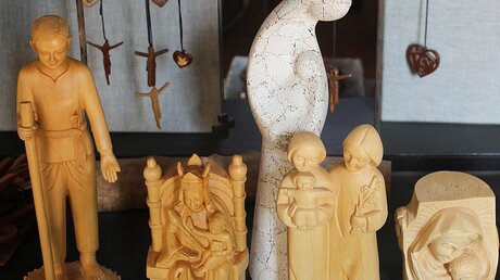  Madonna mit aufgeklebten Eierschalen und Holzfiguren im "Zentrum der Taube" des "Jesuit Service Cambodia" / © Michael Lenz (KNA)