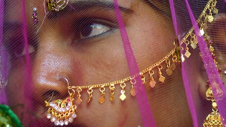 Ein indisches Mädchen bei seiner Hochzeit / © Divyakant Solanki (dpa)