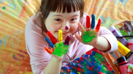 Mädchen mit Behinderung und bemalten Fingern / © Denis Kuvaev (shutterstock)