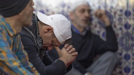 Männer beten in einer türkischen Moschee in der Innenstadt von Hanau. / © Boris Roessler (dpa)