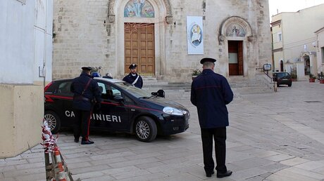 Italienische Carabinieri vor einer Kirche (Archiv) / © Annamaria Loconsole (dpa)