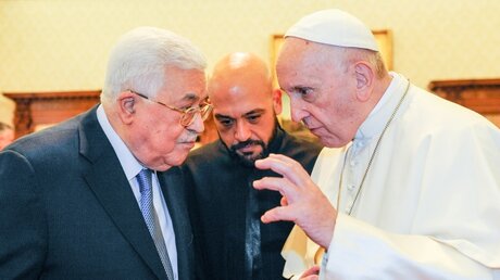 Mahmud Abbas (l.) und Papst Franziskus (r.) / © Stefano Carofei (KNA)